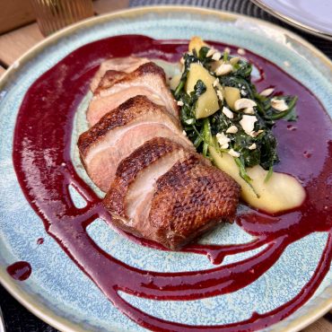 Качине філе з карамелізованим яблуком та горіхами кеш’ю