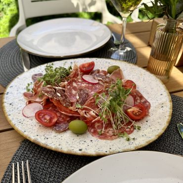 Плато м’ясних делікатесів         (Plateau of meat delicacies)