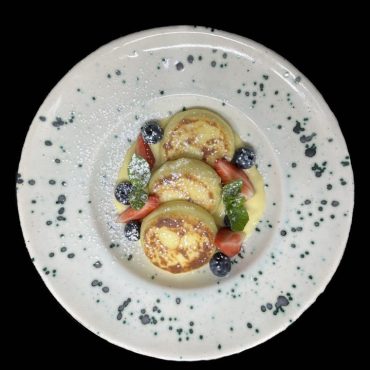 Сирники з ванільним кремом та фруктами  (Cheesecakes with vanilla cream and fruits)