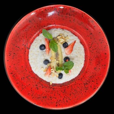 Вівсяна каша з карамелізованим бананом та фруктами   (Oatmeal with caramelized  banana and fruit)