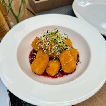 Сир моцарела фрі у хрусткій паніровці             (Mozzarella cheese in crispy bread crumb crust)