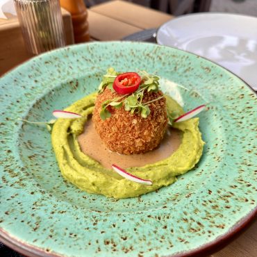 Куряча котлета з пряним маслом та шпинатно-картопляним пюре           (Chicken cutlet with spicy butter and mashed spinach and potatoes)