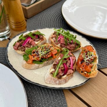 Брускета з лососем гравлакс/ з томатами конкасе/ з ростбіфом