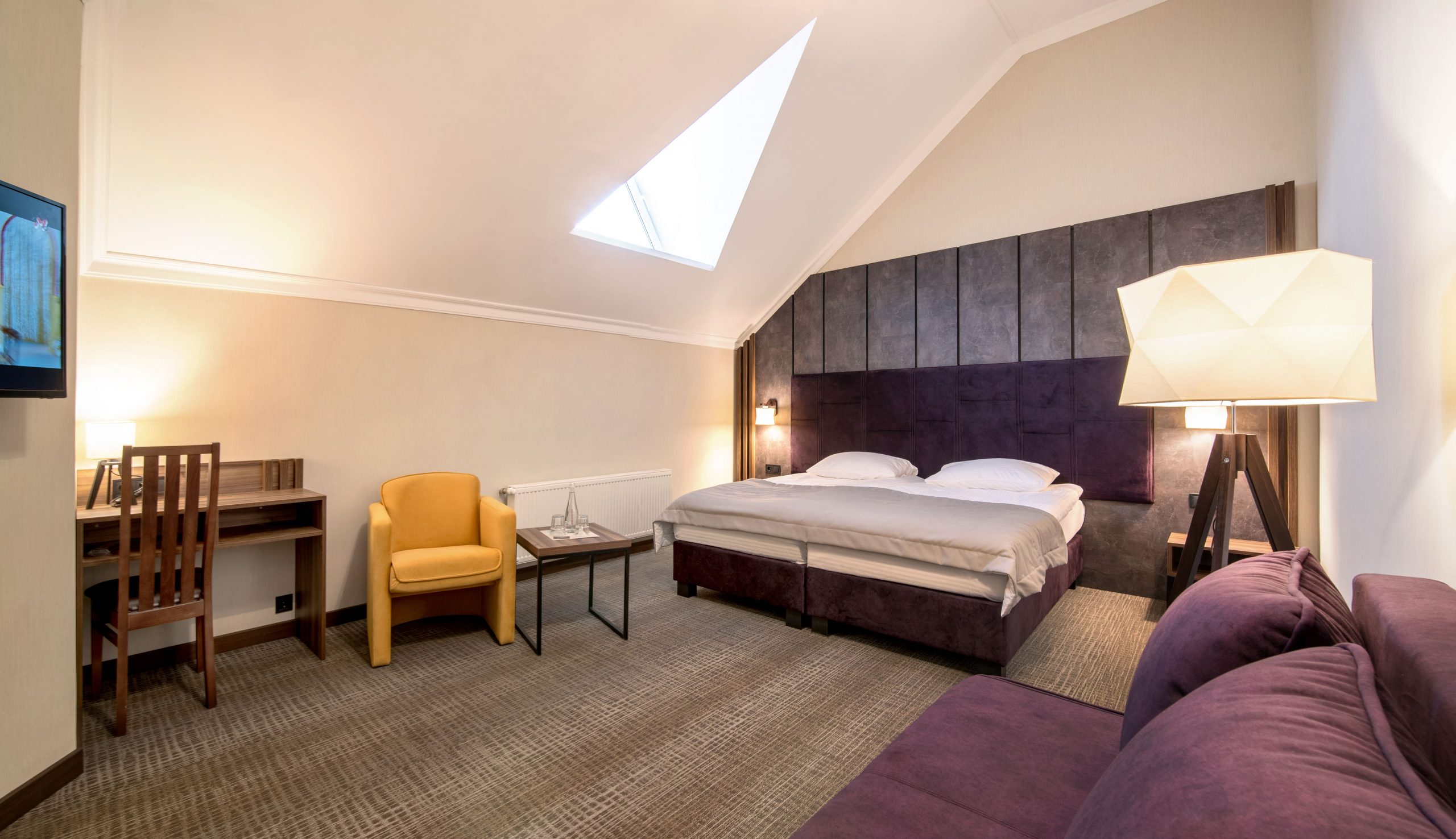 Мансардний номер з 1 двоспальним ліжком або з 2 окремими ліжками