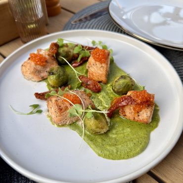 Філе лосося зі шпинатним соусом та брюсельською капустою      (Salmon fillet with spinach sauce and brussels  sprouts)