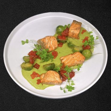 Філе лосося зі шпинатним соусом та брюсельською капустою      (Salmon fillet with spinach sauce and brussels  sprouts)