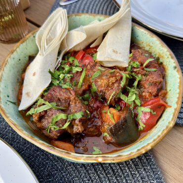 Томлена баранина з овочами