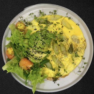 Омлет з ролами з лосося