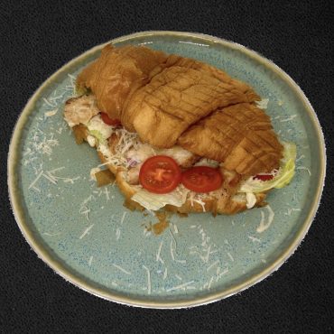 Круасан з індичкою та соусом цезар