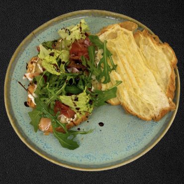 Круасан з прошуто та в’яленими томатами