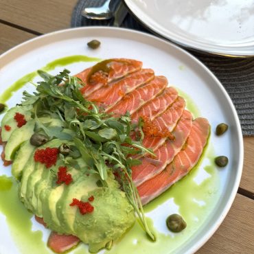 Карпаччо з лосося з авокадо та ікрою тобіко