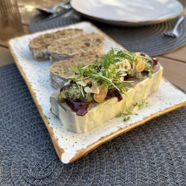 Паштет з курячої печінки, з карамелізованою цибулею та соусом песто