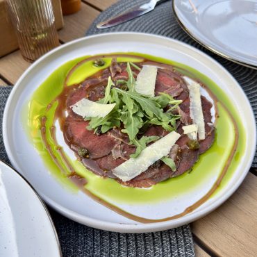 Карпаччо з мраморної телятини, анчоусами та маринованим трюфелем