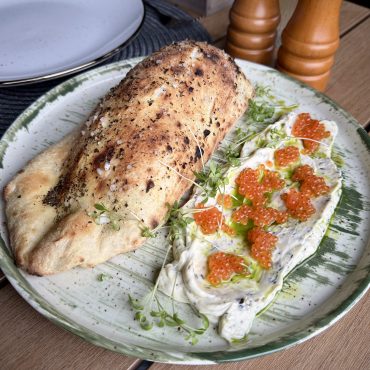 Фокачо з морською сіллю, червоною ікрою та розмариновим маслом