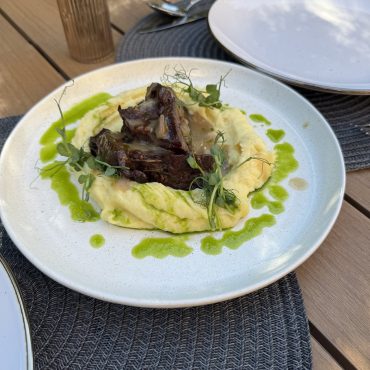 Телячі щічки з картопляним пюре та соусом з білих грибів