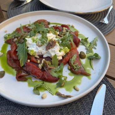 Мариновані перці капі з буратою та анчоусами