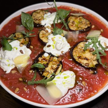 Грильований баклажан зі страчателою та соусом маринара