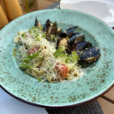 Тальятеле з мідіями та соусом песто