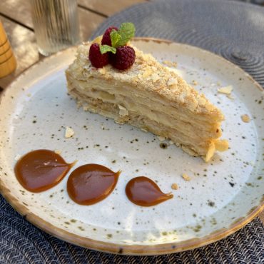 Наполеон з яблуками та карамеллю