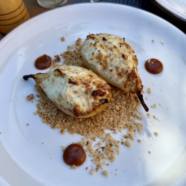 Запечена груша у вині з крем-сиром та горгондзолою