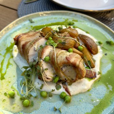 Філе індички су-від з панчетою та сирним соусом