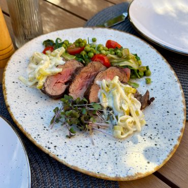 Телятина з соусом з цибулі порей та овочами