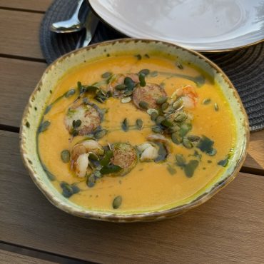 Гарбузовий крем-суп з морським гребінцем та креветками