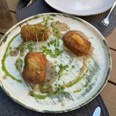 Картопляні зрази з ікрою щуки та соусом з білих грибів